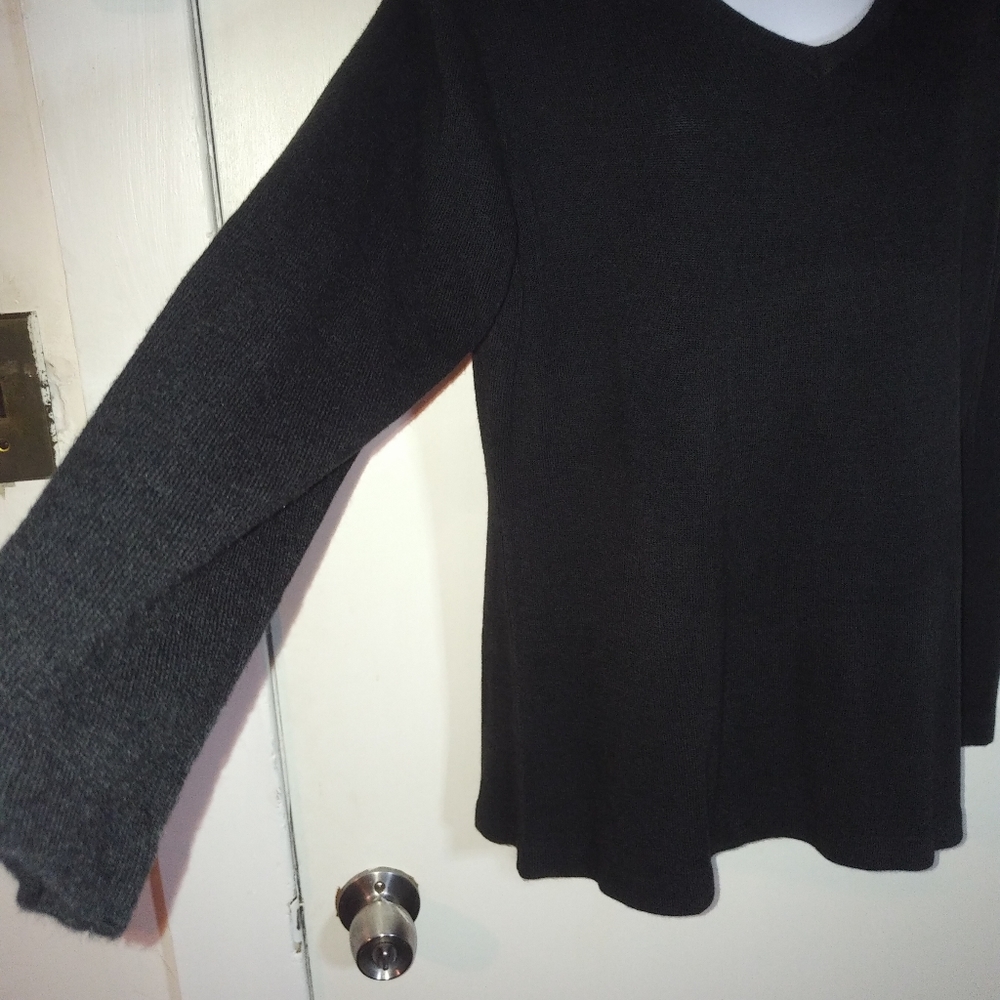 Jennie and Ray black v neck sweater size L